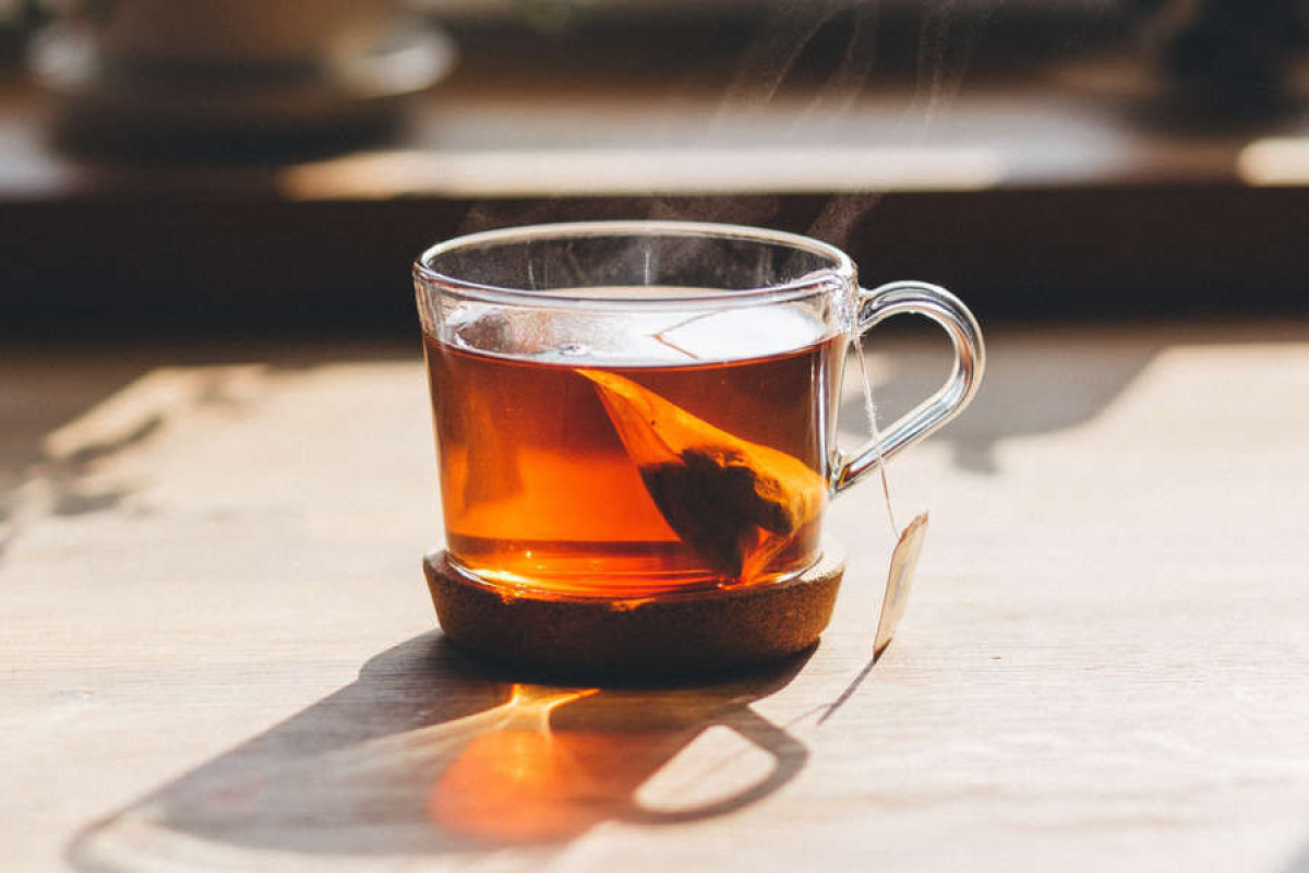 Кардиолог назвала злоупотребление чаем причиной головных болей и бессонницы
