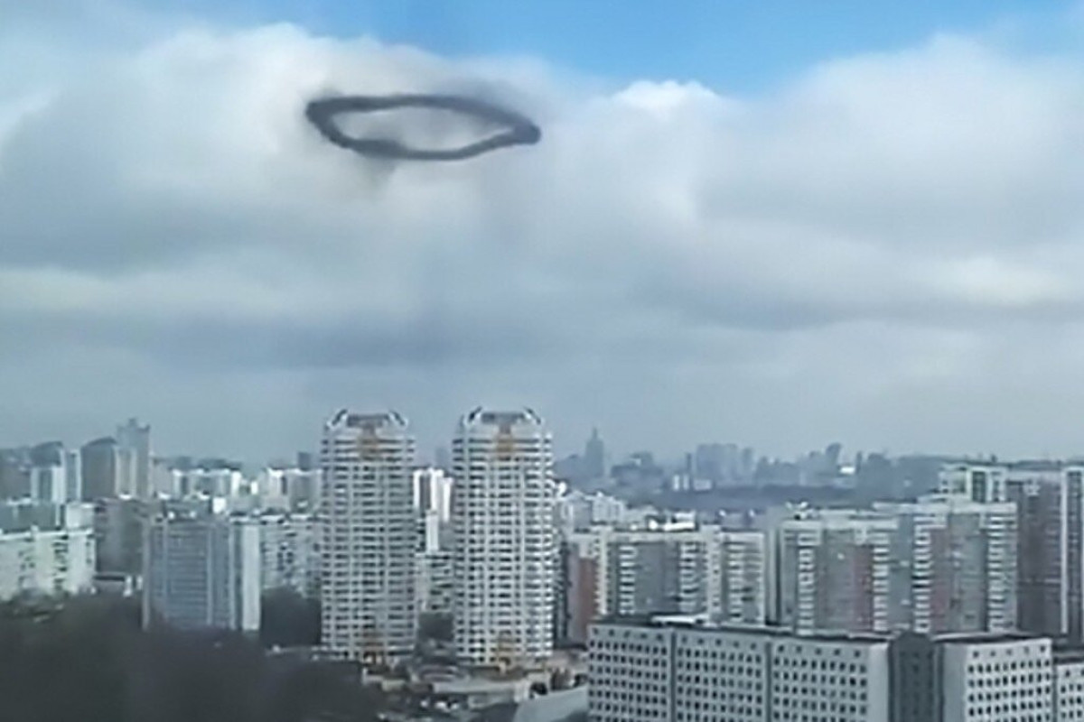 Жителей Москвы напугало черное кольцо в небе-ВИДЕО 