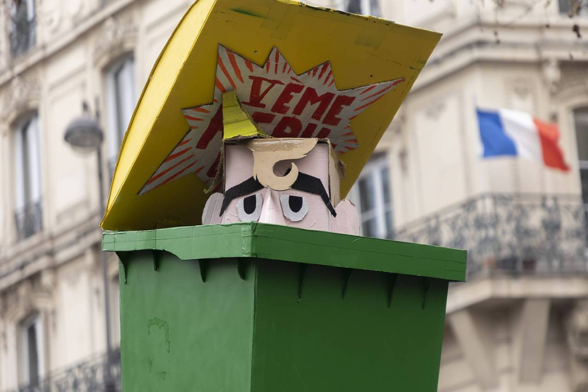 Во Франции арестовали женщину, назвавшую Макрона «мусором»: ей грозит тюрьма
