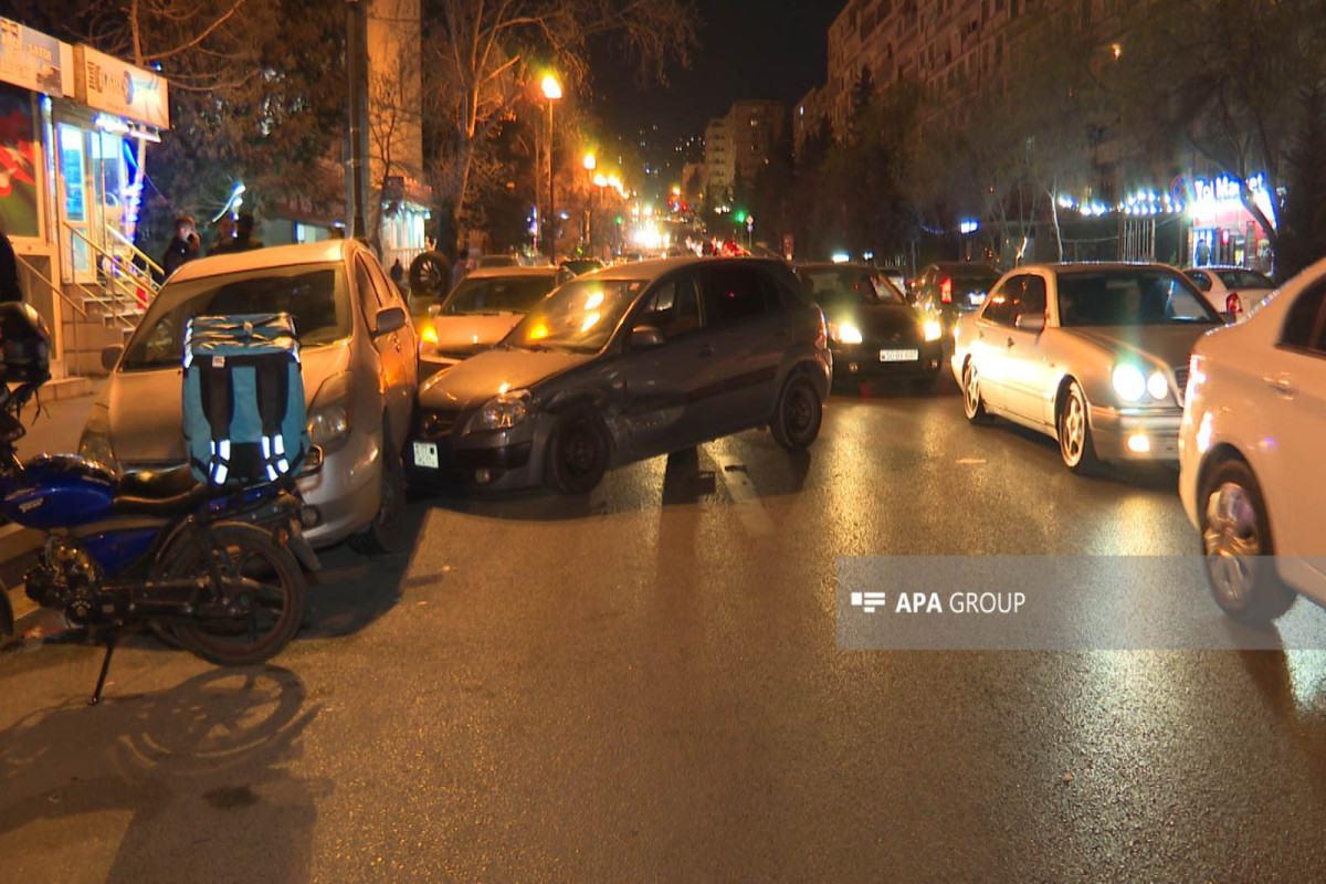 В Баку автомобиль врезался в припаркованную на обочине дороги машину-ФОТО 