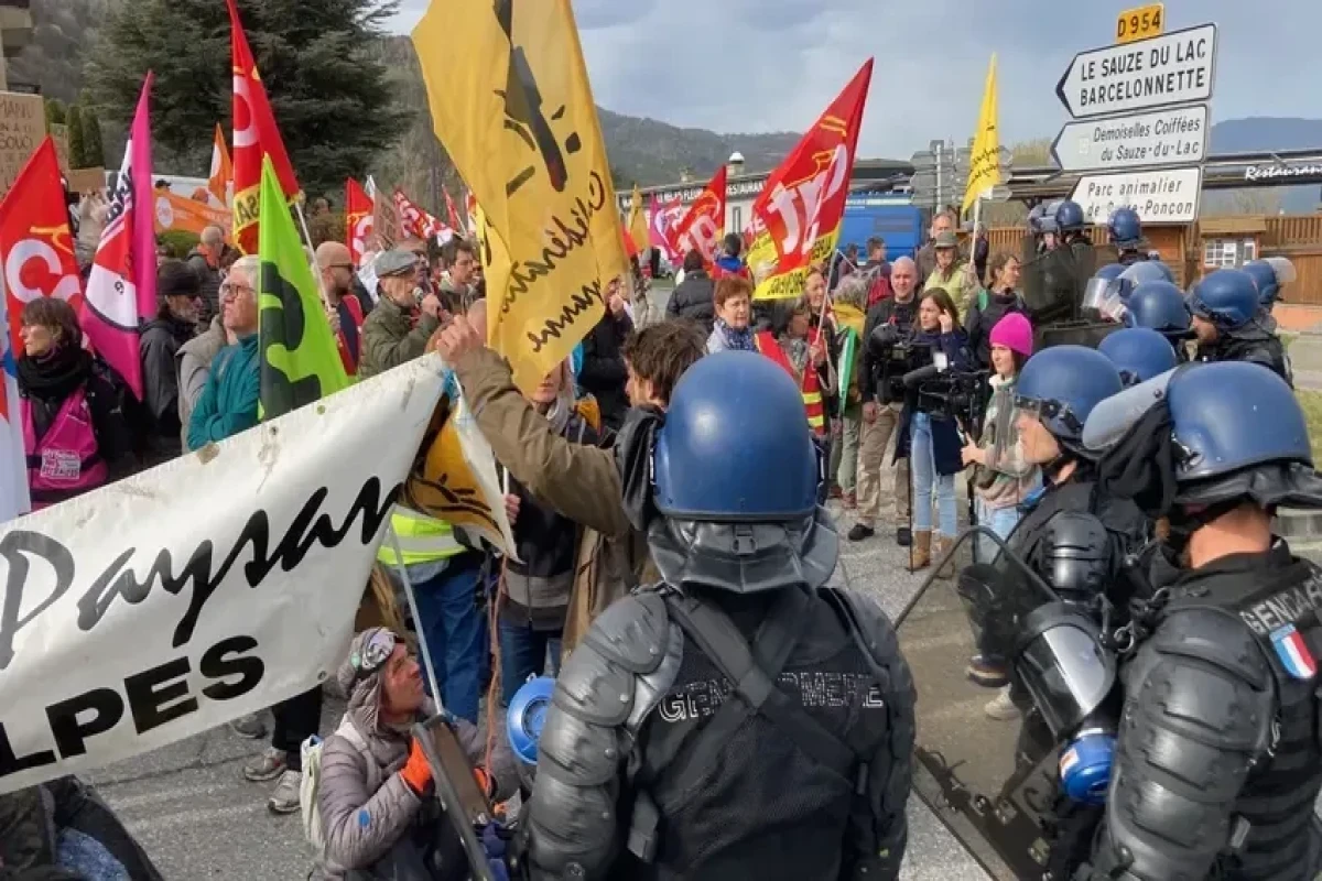 Во Франции протестующие против пенсионной реформы освистали Макрона -ВИДЕО 
