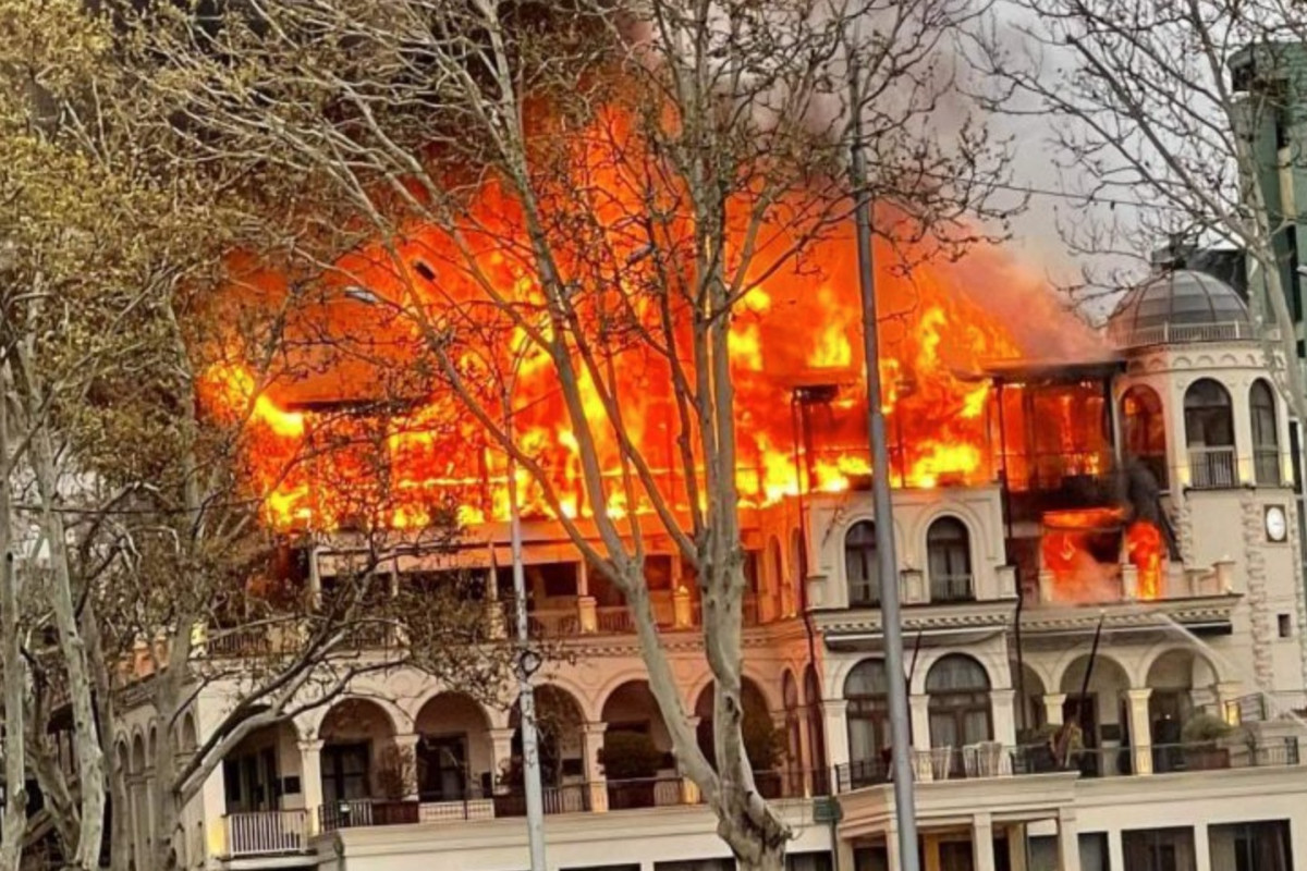 Масштабный пожар в Тбилиси: люди выпрыгивали из окон горящего отеля -ФОТО -ВИДЕО 