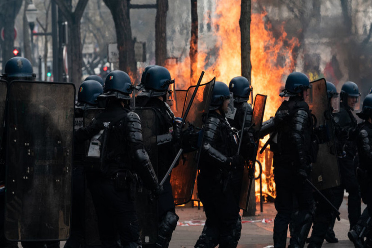 В Париже протестующие подожгли полицейских-ВИДЕО 