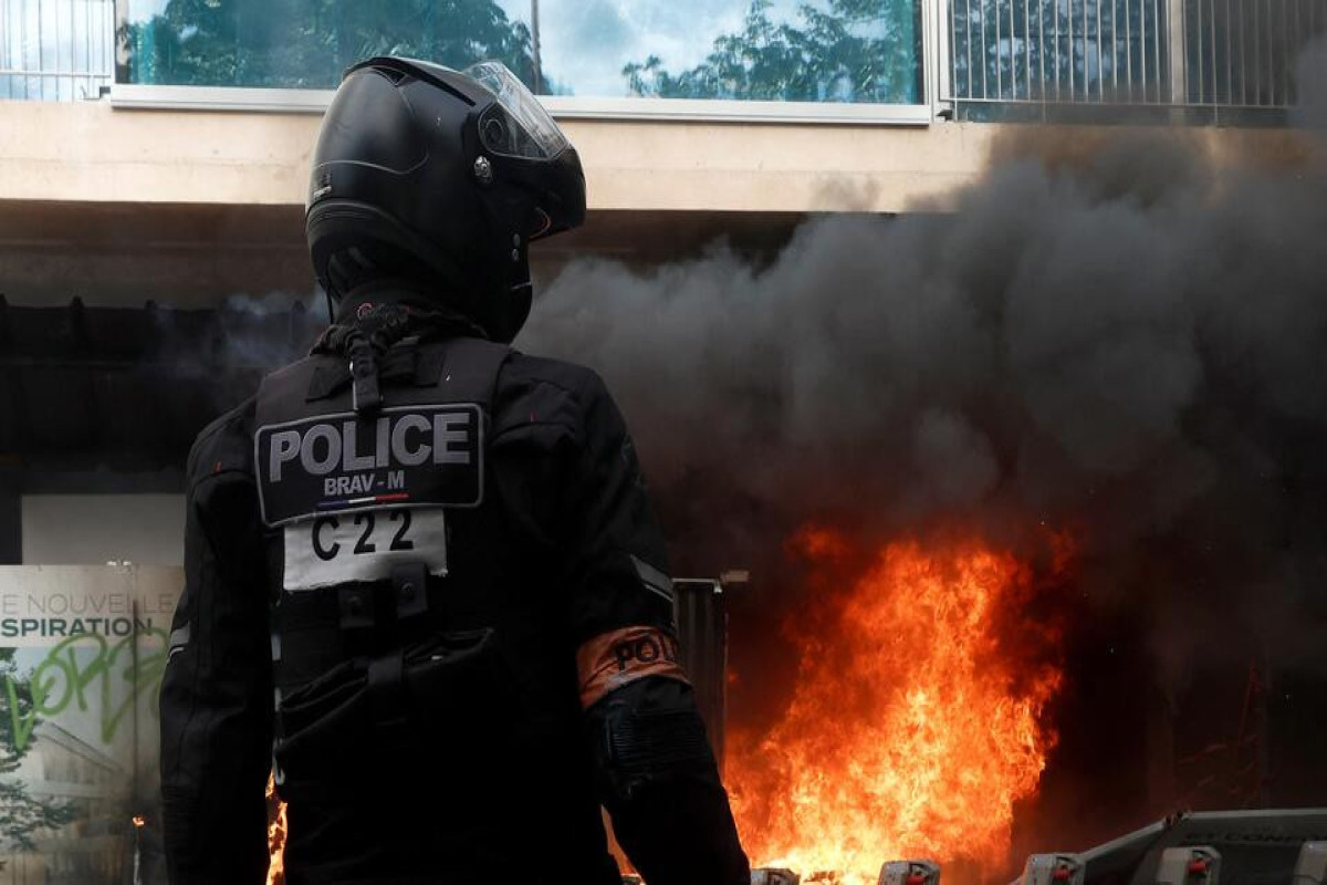 Более ста полицейских пострадали на акциях протеста во Франции 1 мая