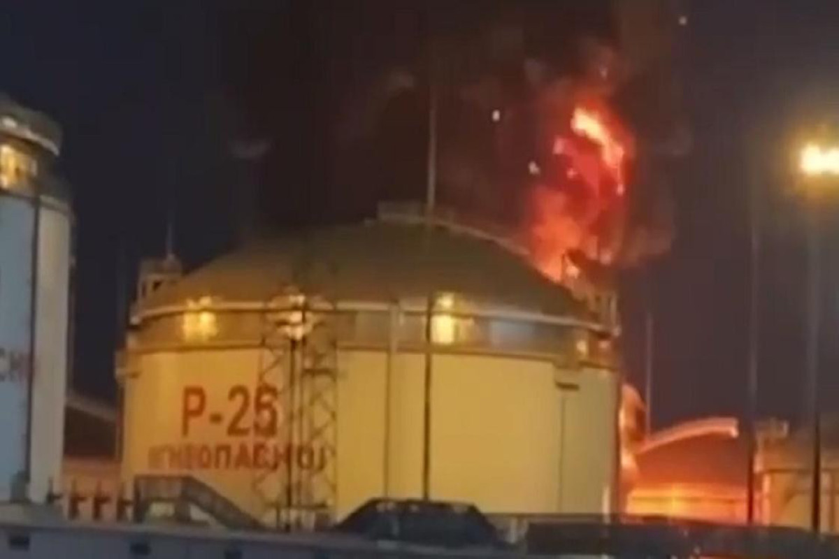 В России из-за атаки беспилотника загорелся резервуар с нефтепродуктами