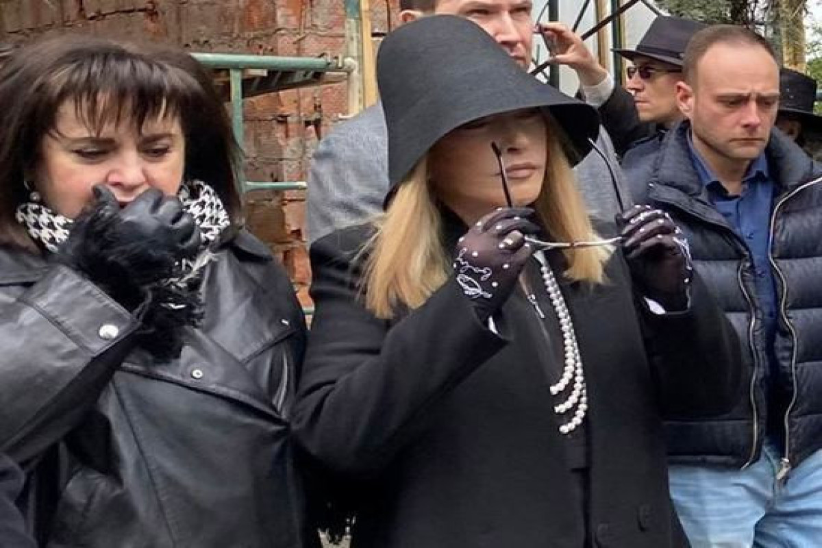 Пресс-секретарь президента РФ поцеловал руку Алле Пугачевой на похоронах Юдашкина-ВИДЕО 