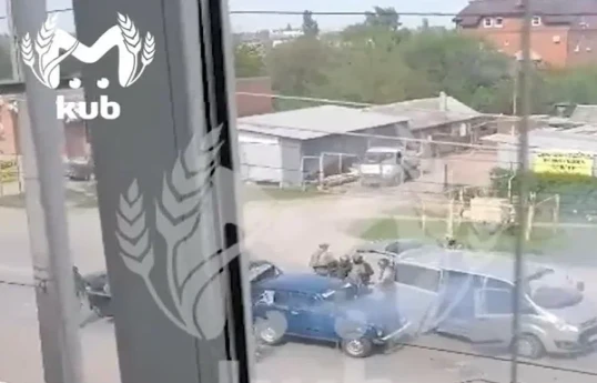 В России мужчина забаррикадировался и погиб при взрыве в автомобиле-ВИДЕО 