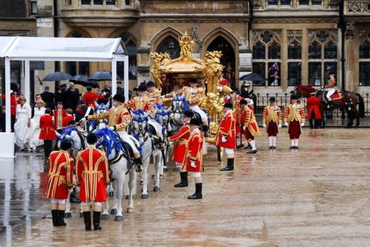 Несколько военных упали в обморок на коронации Чарльза III - Daily Mail 