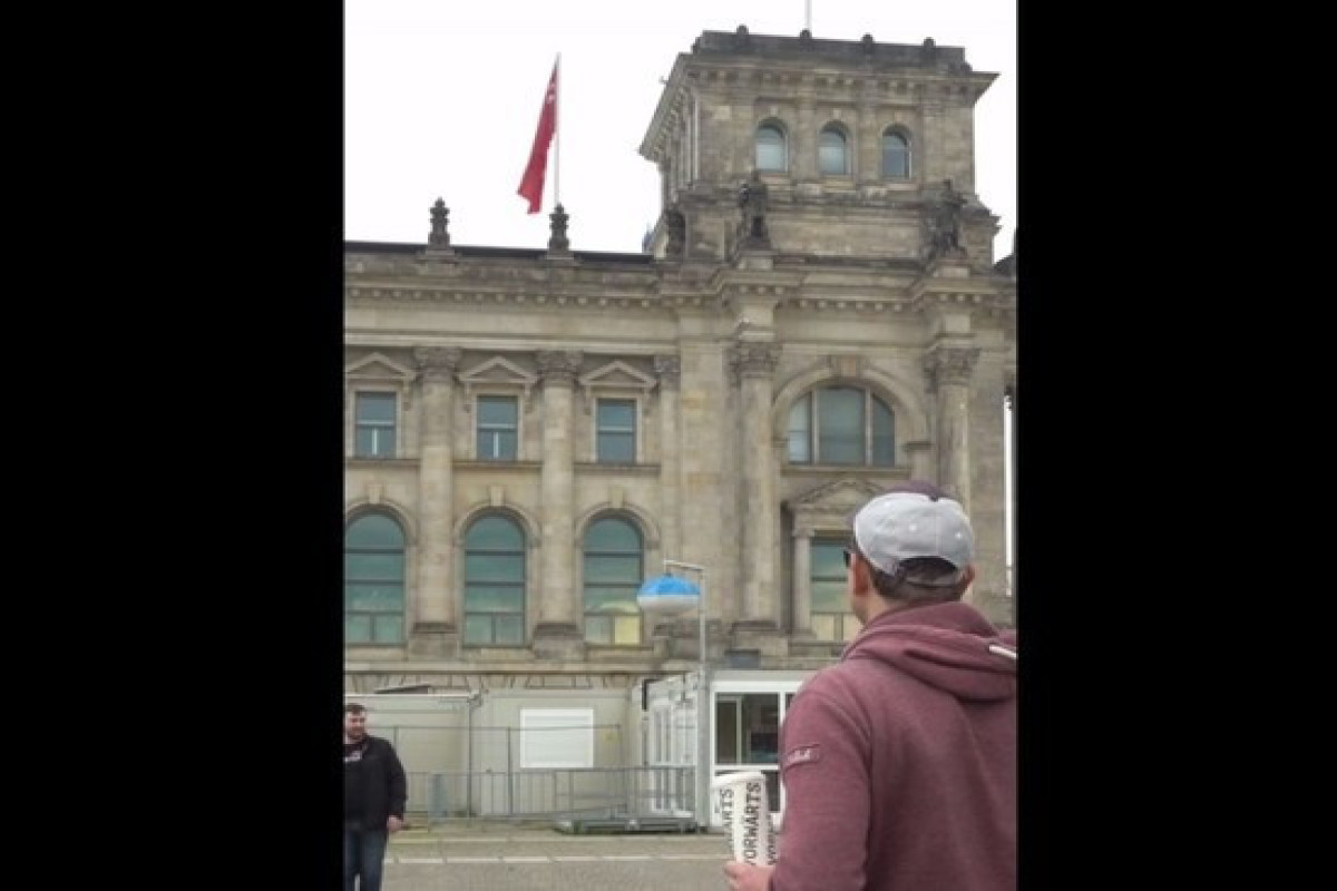 Неизвестные лица водрузили над Рейхстагом красное знамя Победы-ВИДЕО 