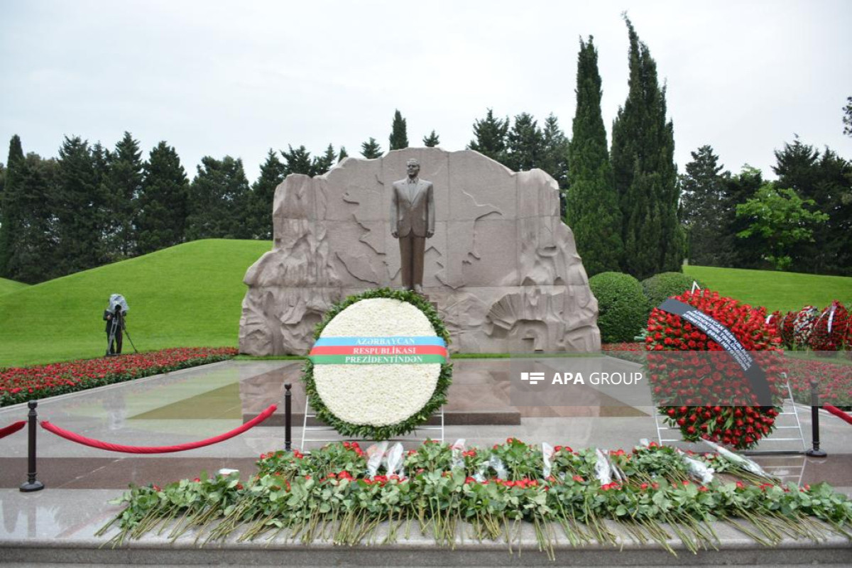 Президент, первая леди и члены их семьи посетили могилу великого лидера Гейдара Алиева