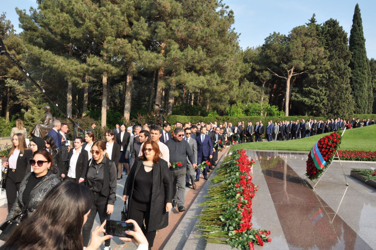 Коллектив «Gilan Holding» посетил могилу общенационального лидера Гейдара Алиева -ФОТО 