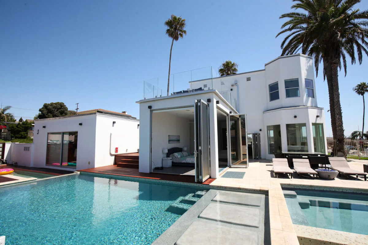 В Лос-Анджелесе выставили на продажу дом с джакузи на 50 человек
