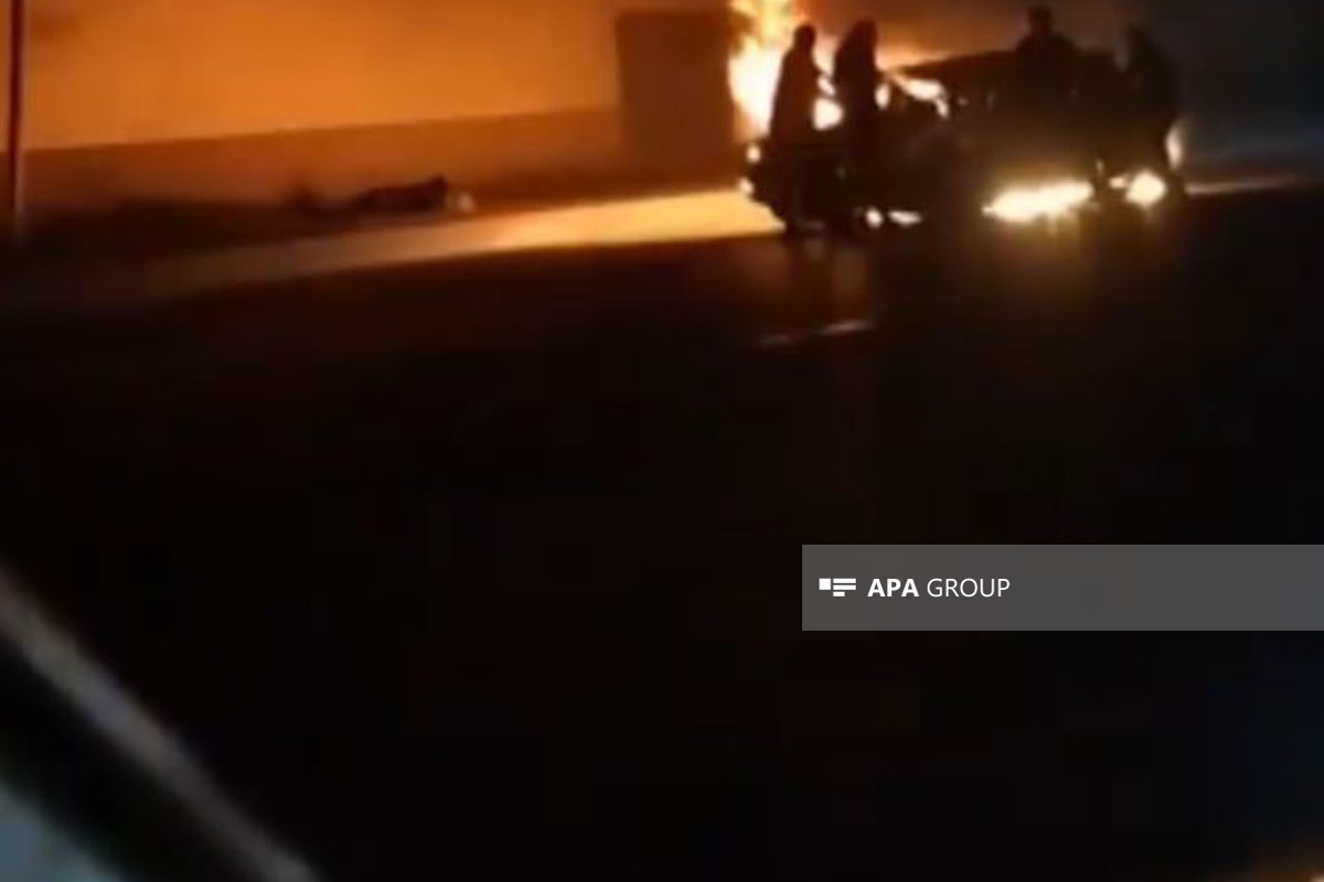 В Баку сгорел автомобиль, погибли 2 человека-ФОТО 