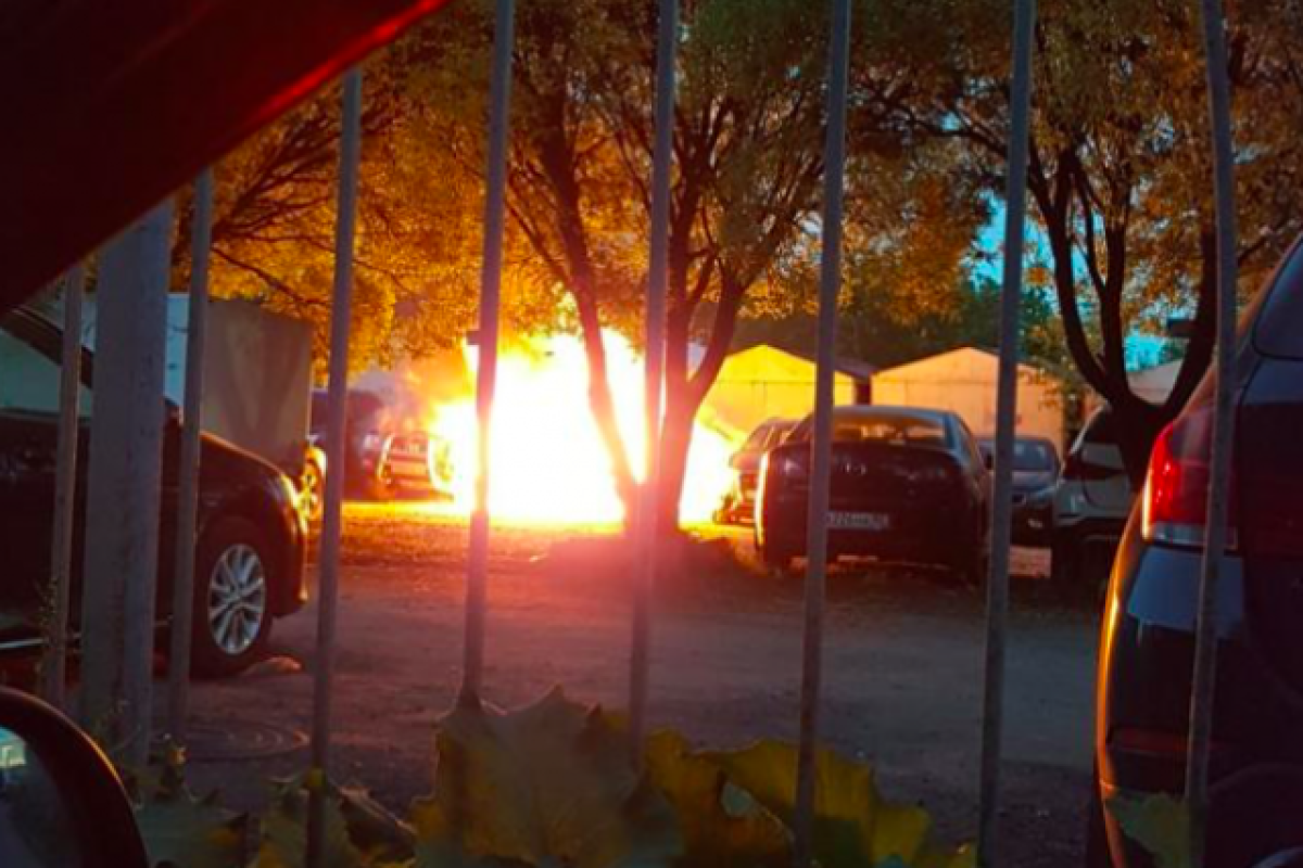 Пять авто сгорели на платной парковке в Петербурге-ВИДЕО 