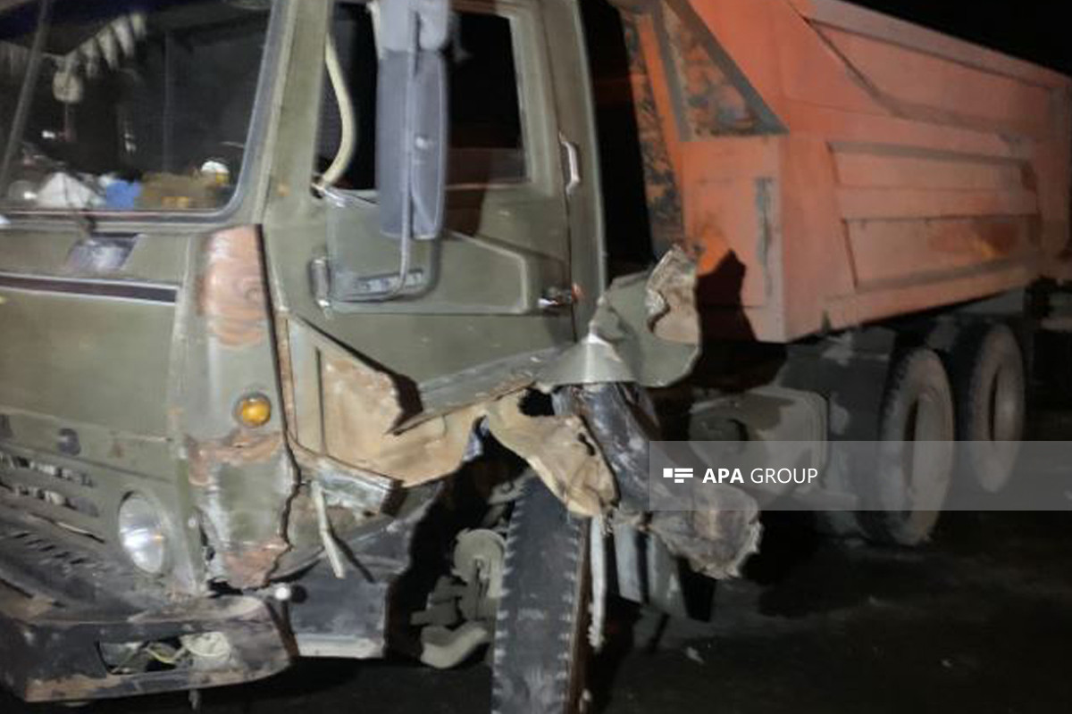 На Бакинской кольцевой дороге столкнулись легковой автомобиль и «КамАЗ», есть пострадавшие-ФОТО 