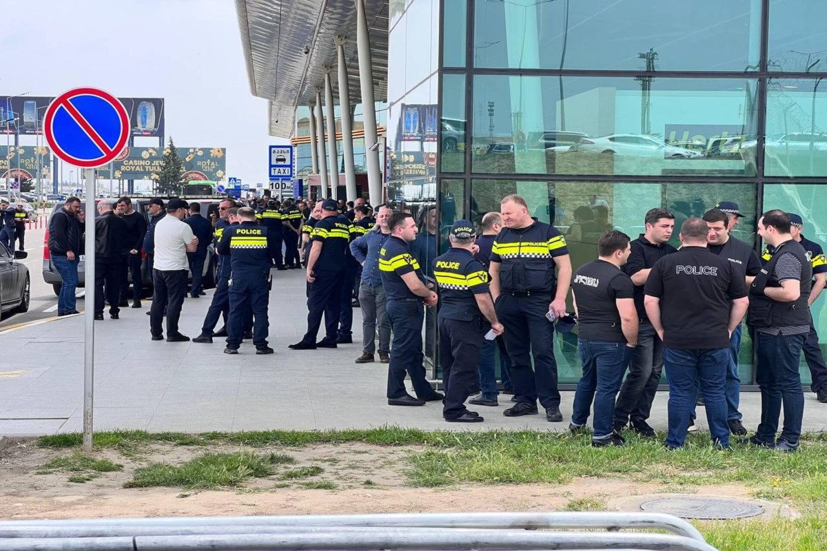 В Тбилиси первый рейс из Москвы встретили акцией протеста в аэропорту-ВИДЕО 