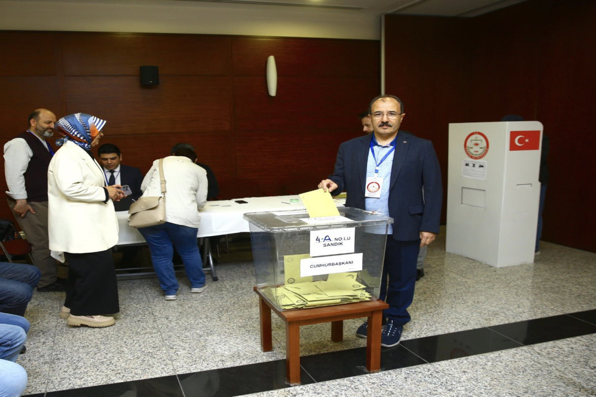 Посол Турции в Азербайджане проголосовал во втором туре президентских выборов