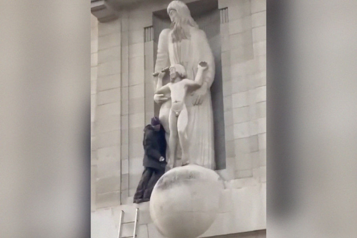 Человек-паук напал на скандальную статую у здания «Би-би-си»-ФОТО 