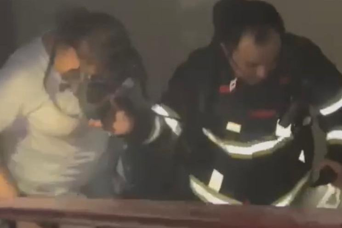 В Баку произошел пожар в многоэтажном жилом доме, эвакуированы 17 человек-ВИДЕО 