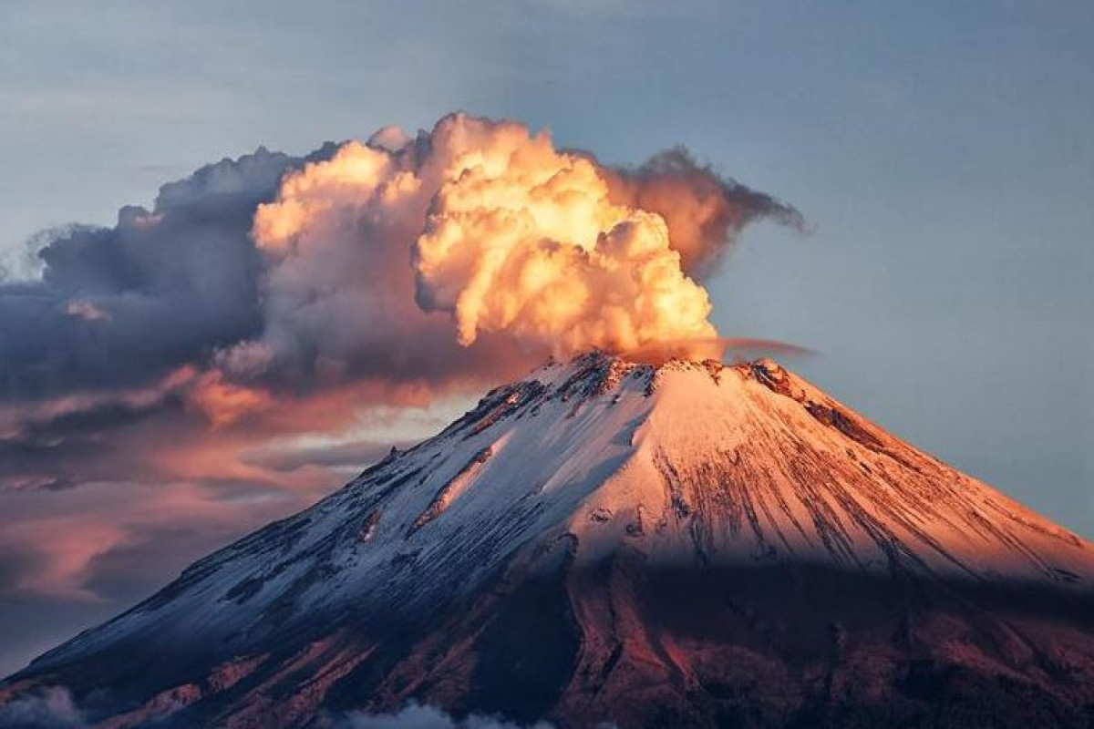 В Мексике вулкан извергает столбы дыма и пепла