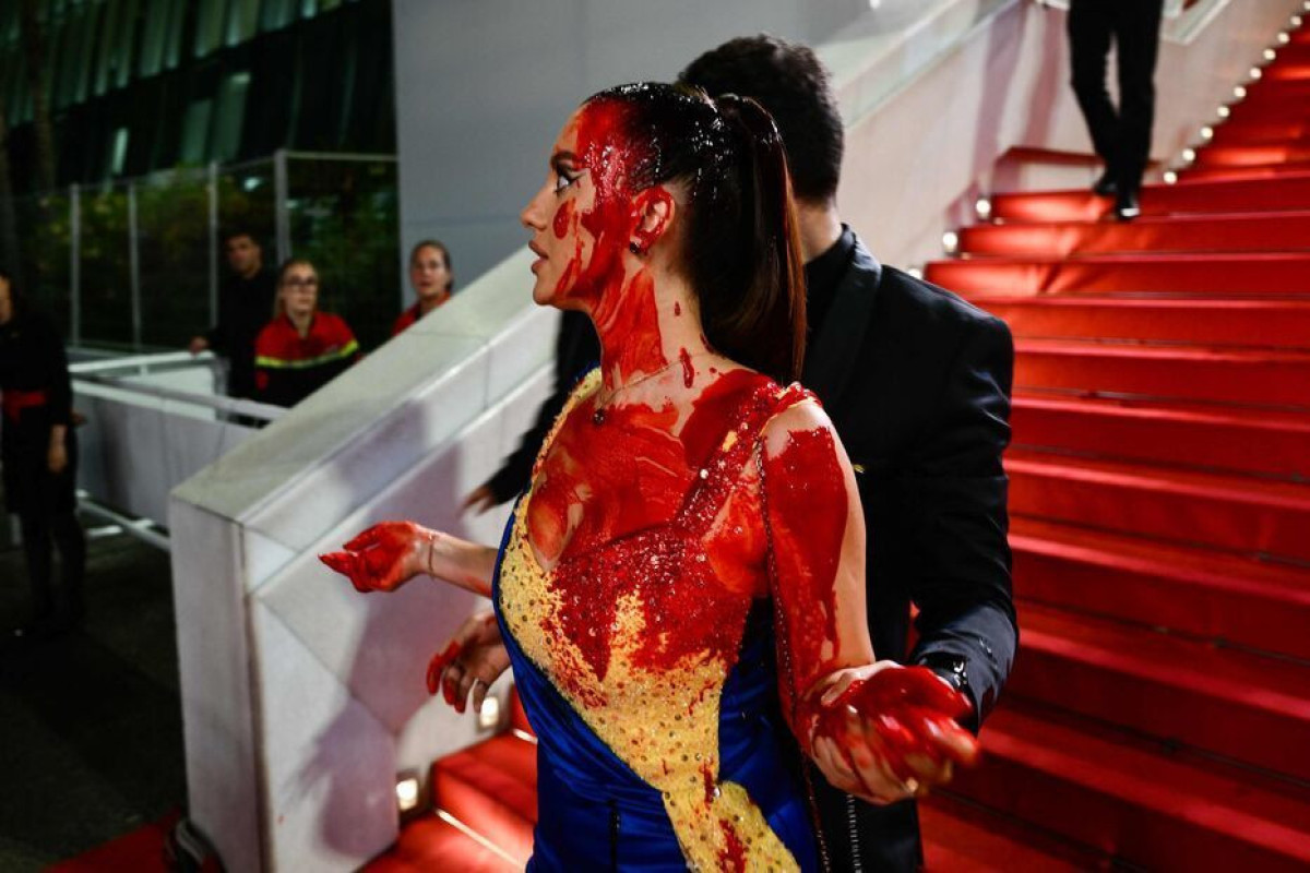 Известная блогерша на Каннском кинофестивале облилась "кровью" в поддержку Украины
-ВИДЕО 