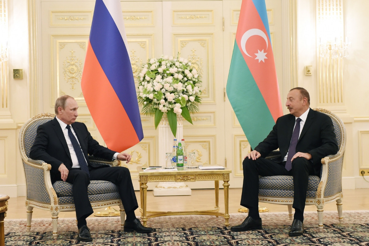 Владимир Путин поздравил президента Азербайджана с Днем Независимости
