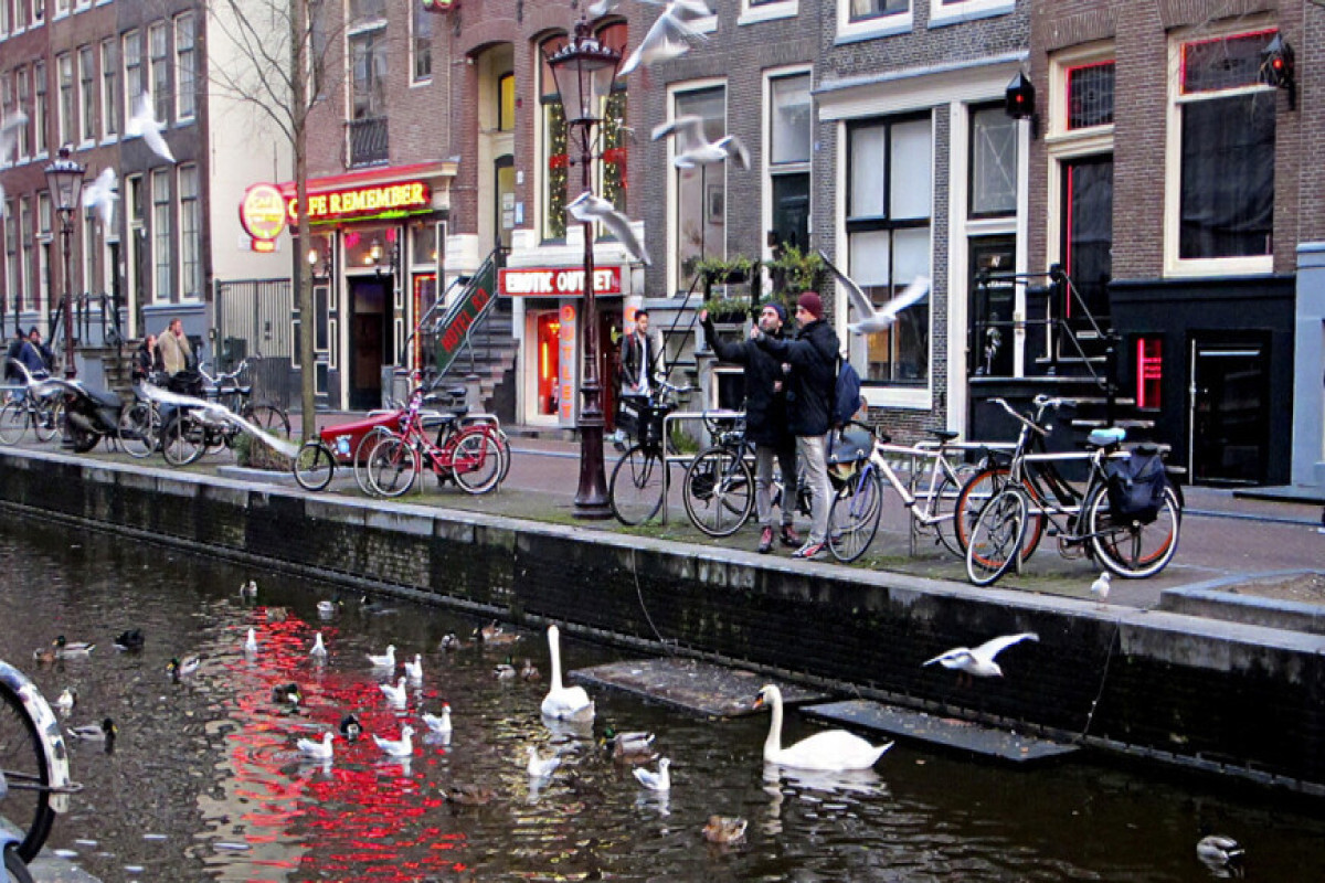 В районе «квартала красных фонарей» Амстердама запретили курение марихуаны