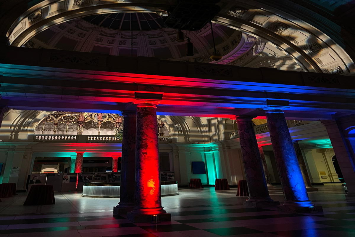 Музей Виктории и Альберта подсветили цветами азербайджанского флага
-ФОТО 