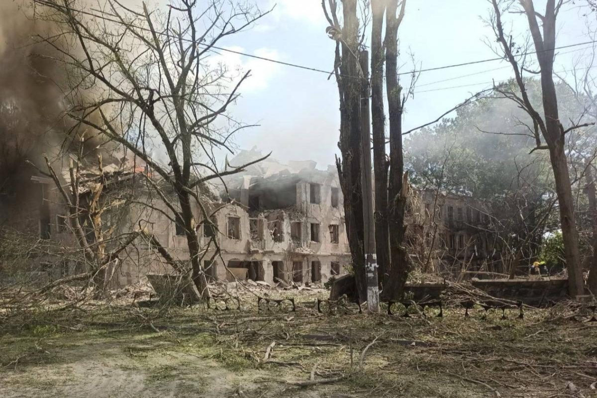 Ракетная атака войск РФ по поликлинике в Днепре: есть погибшие и раненые - ЖУТКИЕ КАДРЫ 