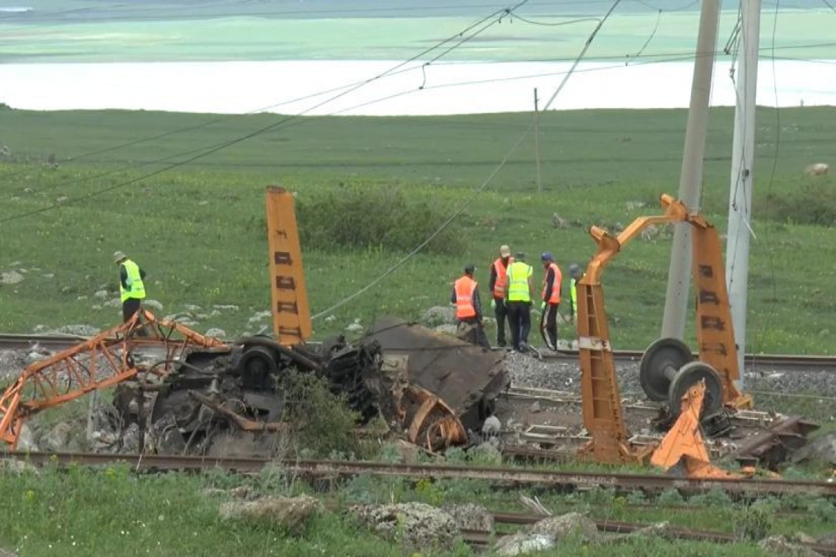 В Грузии сошел с рельсов ремонтный поезд, погиб сотрудник АЖД-ФОТО -ОБНОВЛЕНО 