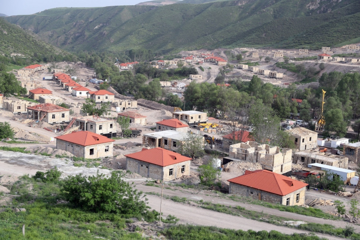 В лачинское село Забух переселят 245 семей
