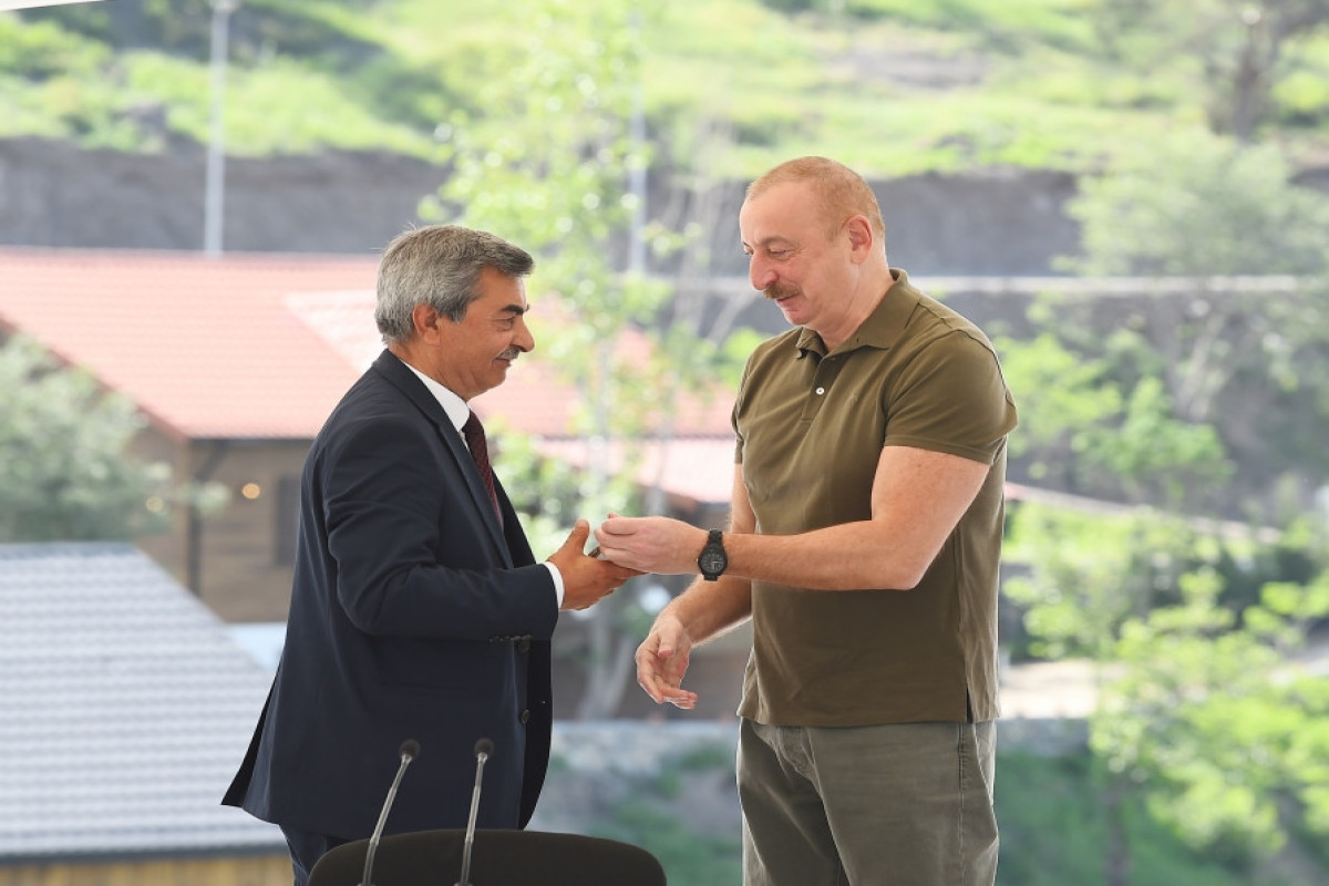 Президент Ильхам Алиев встретился с вернувшимися в город Лачин жителями, вручил им ключи от домов-ОБНОВЛЕНО -ФОТО 