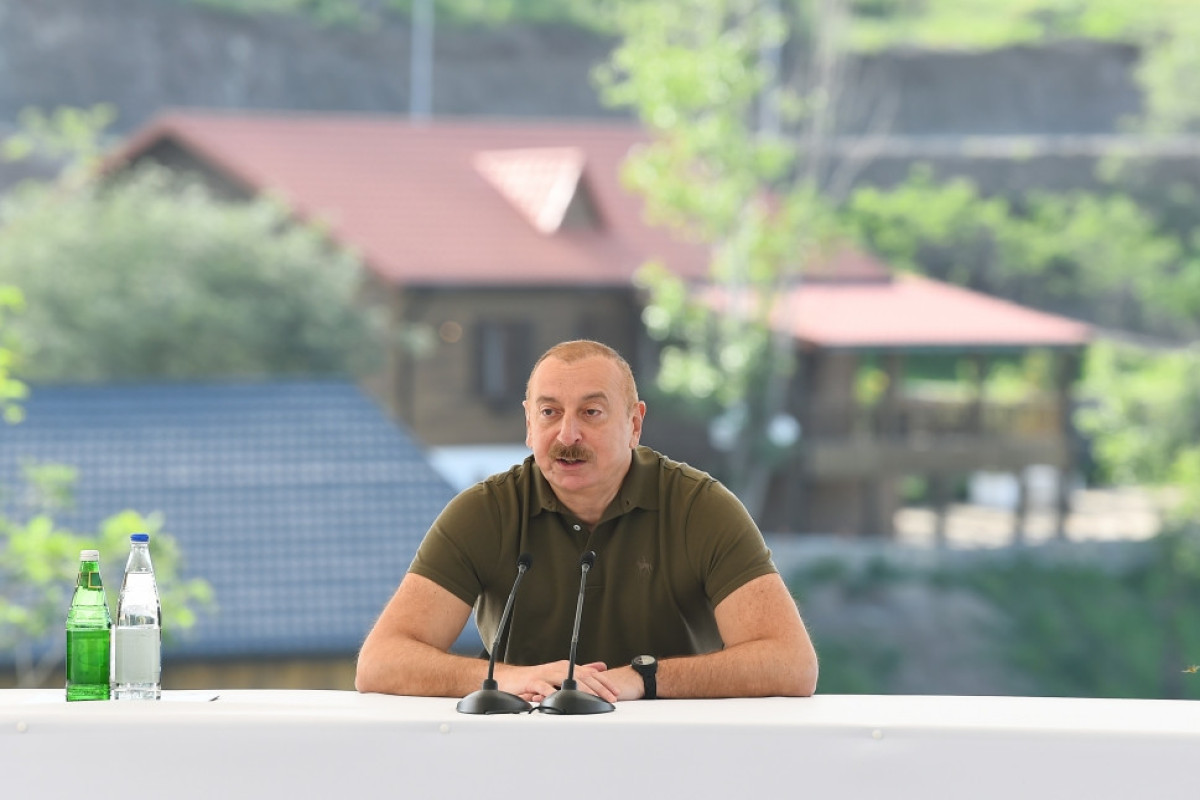 Президент Ильхам Алиев встретился с вернувшимися в город Лачин жителями, вручил им ключи от домов-ОБНОВЛЕНО -ФОТО 