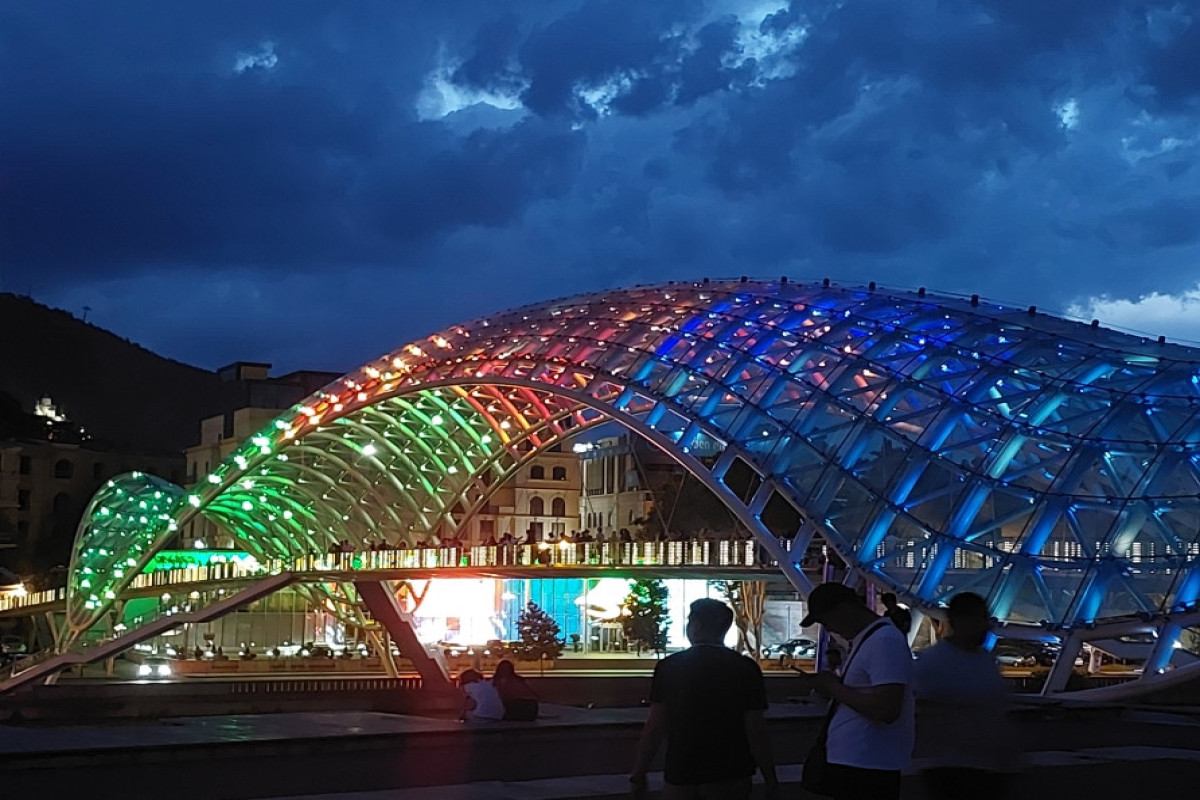 Телебашня и «Мост мира» в Тбилиси окрасились в цвета азербайджанского флага-ФОТО 