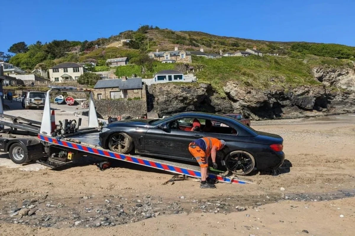 В Англии горе-водитель припарковался на пляже: BMW смыло в море -ФОТО 