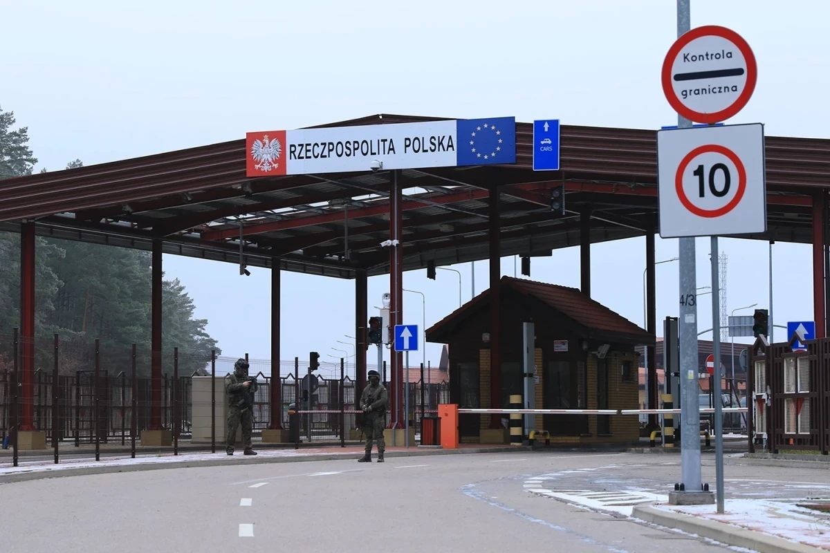 Польша закрывает границу для машин с российскими и белорусскими номерами