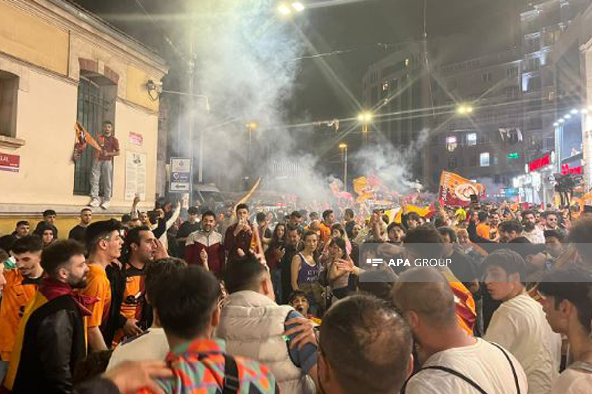 Фанаты «Галатасарая» заполнили улицы Стамбула-ФОТО 