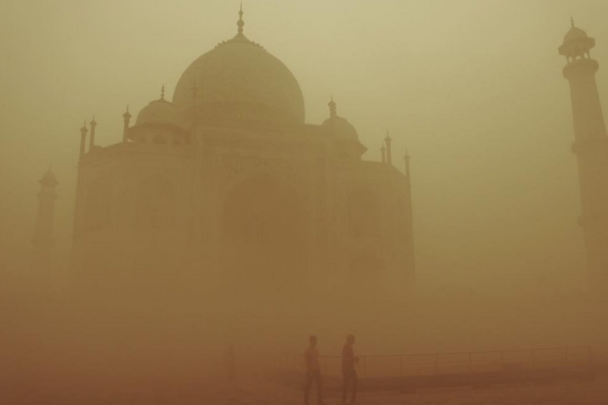 В Индии Тадж-Махал исчез в тумане
