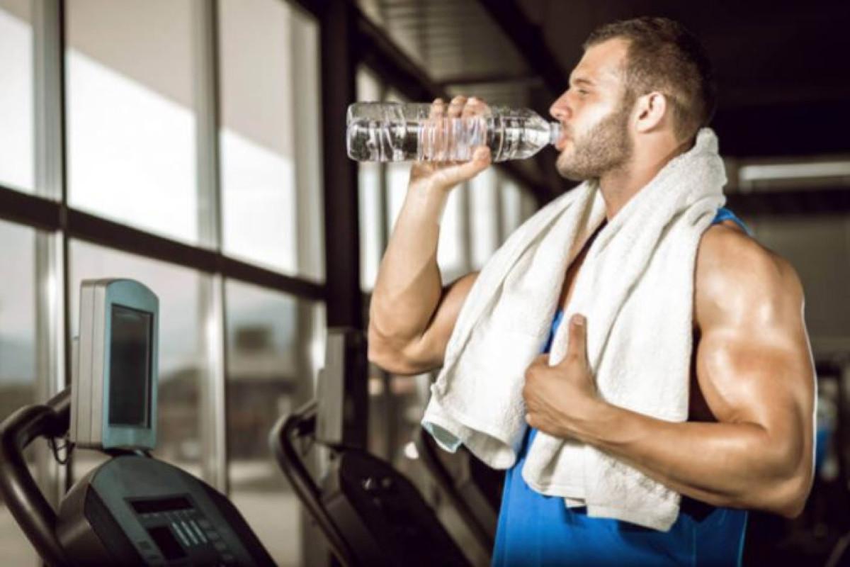 Нутрициолог рассказала, можно ли пить воду во время тренировок в спортзале