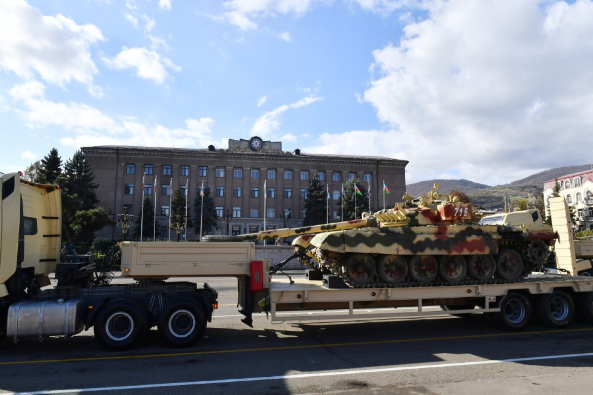 В Ханкенди прошел военный парад при участии президента Азербайджана и первой Леди-ФОТО 