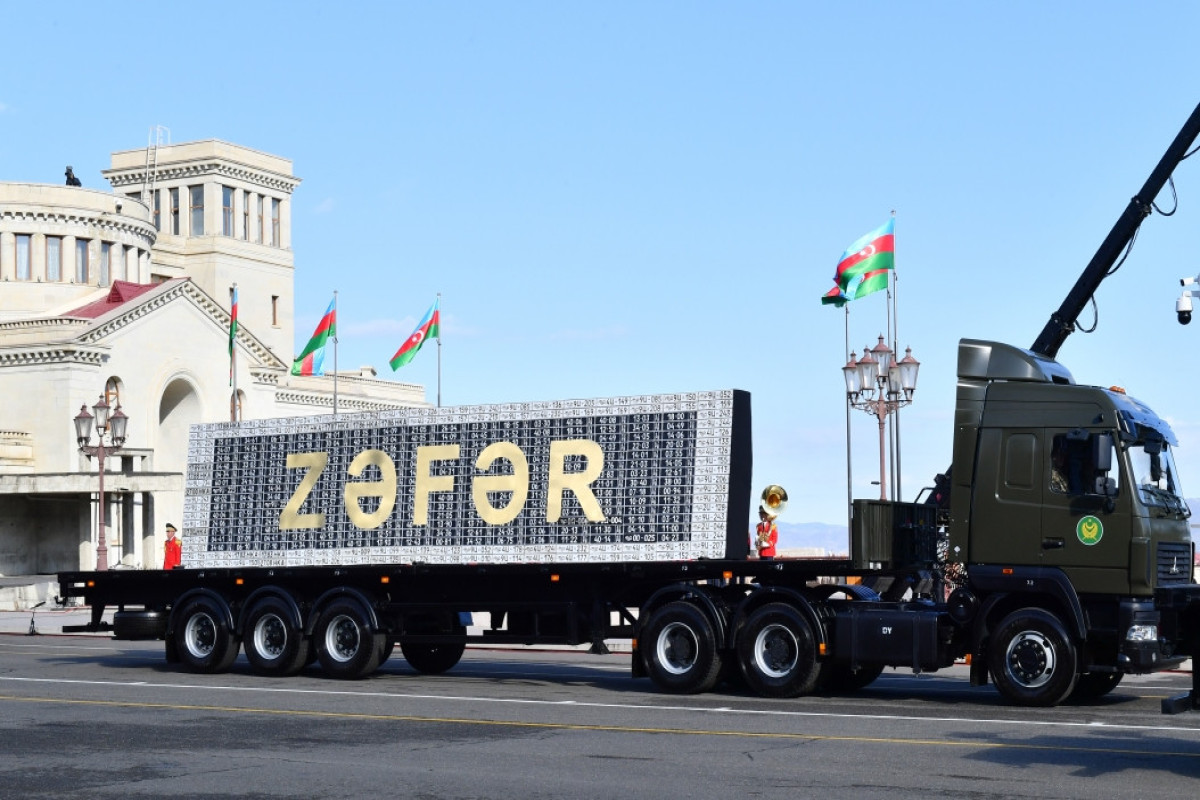 В Ханкенди прошел военный парад при участии президента Азербайджана и первой Леди-ФОТО 