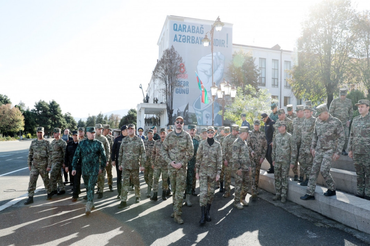 В Ханкенди прошел военный парад при участии президента Азербайджана и первой Леди-ФОТО 