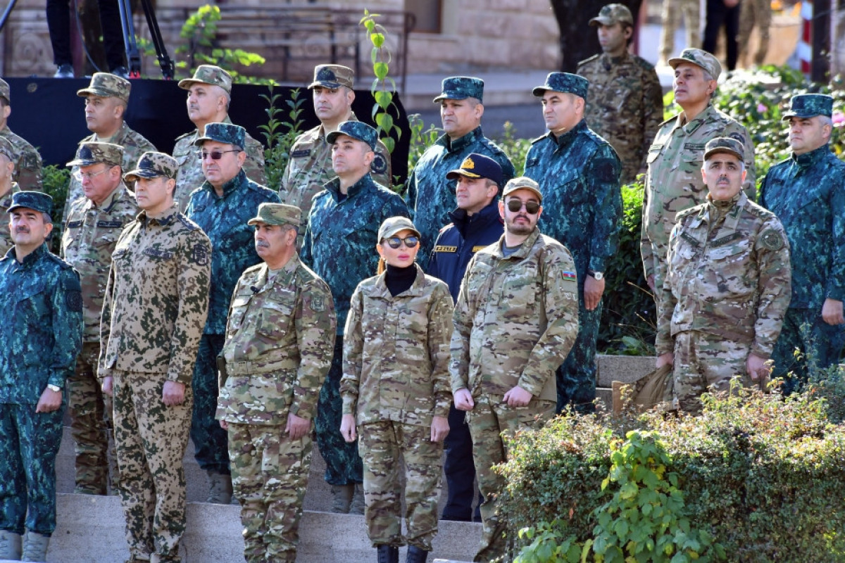 В Ханкенди прошел военный парад при участии президента Азербайджана и первой Леди-ФОТО 
