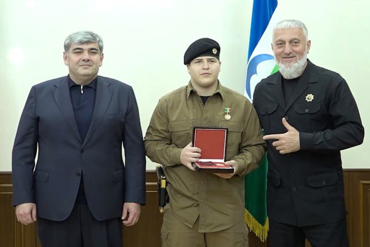 Сын Кадырова был замечен на своем награждении с золотым пистолетом