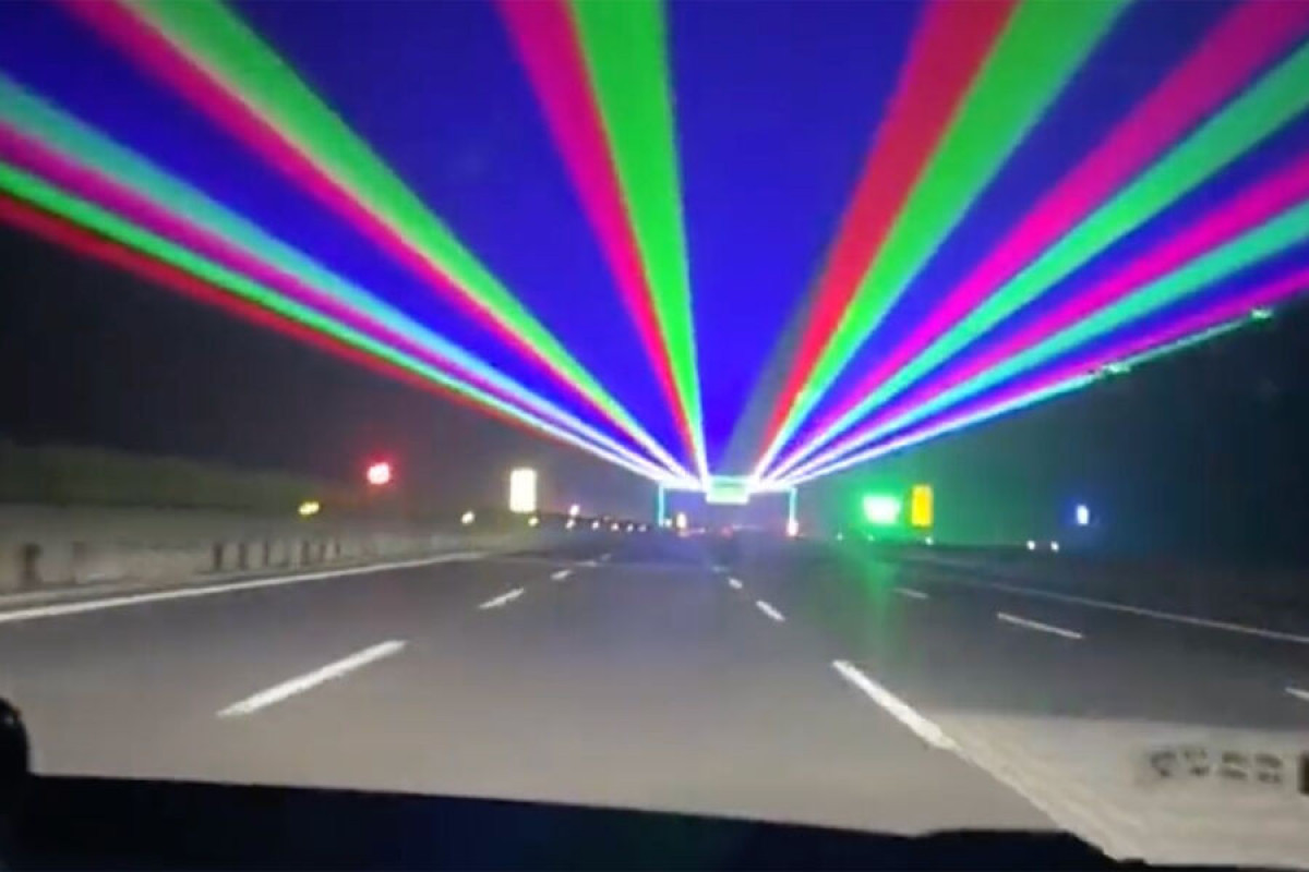 В Китае на дорогах установили специальные лазеры, чтобы водители не засыпали