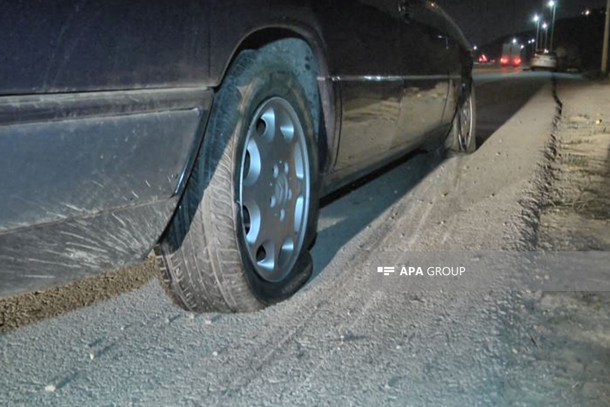 В Баку упавшие с грузовика камни повредили 5 автомобилей-ФОТО 