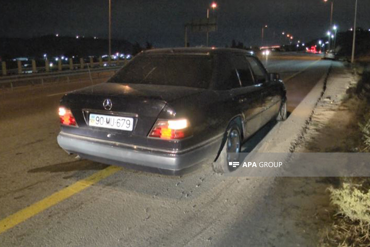 В Баку упавшие с грузовика камни повредили 5 автомобилей-ФОТО 