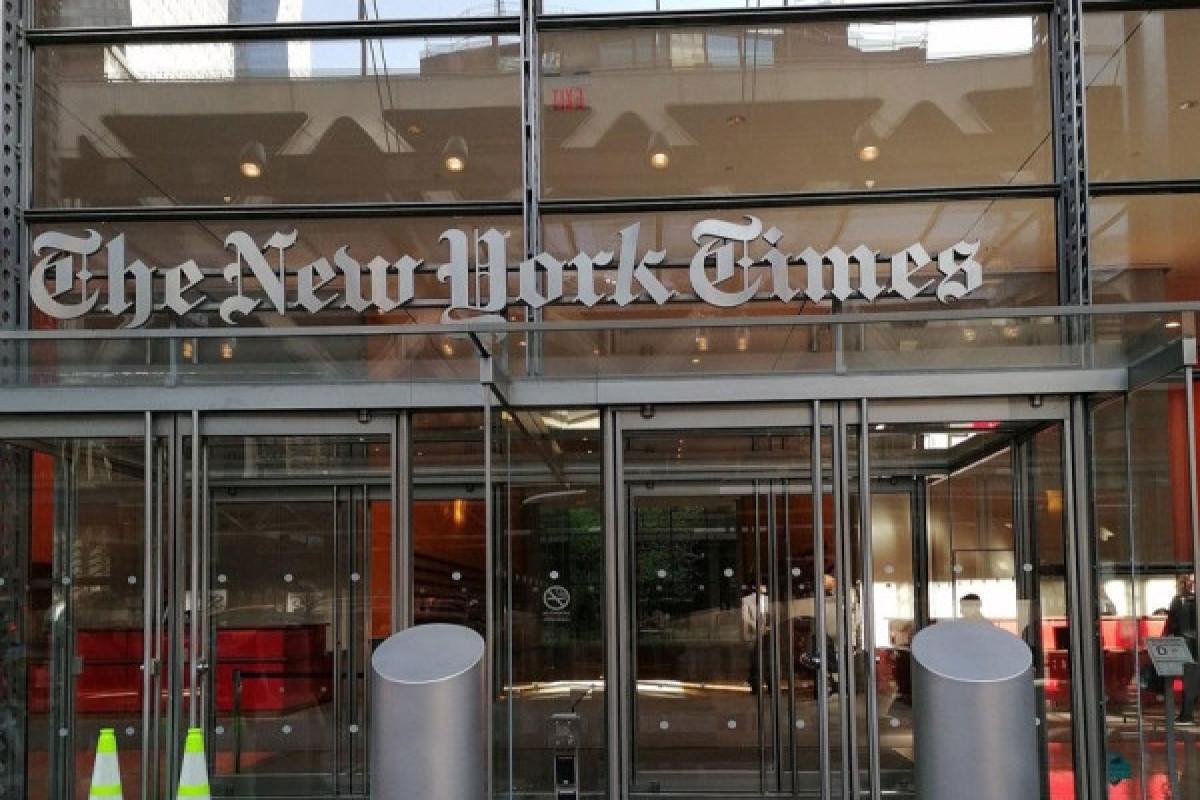 Пропалестинские активисты облили красной краской здание New York Times