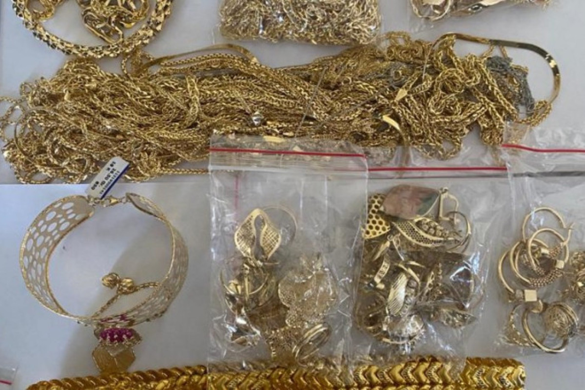 В Азербайджане во время тушения пожара в частном доме неожиданно обнаружился солидный "золотой запас"-ВИДЕО 