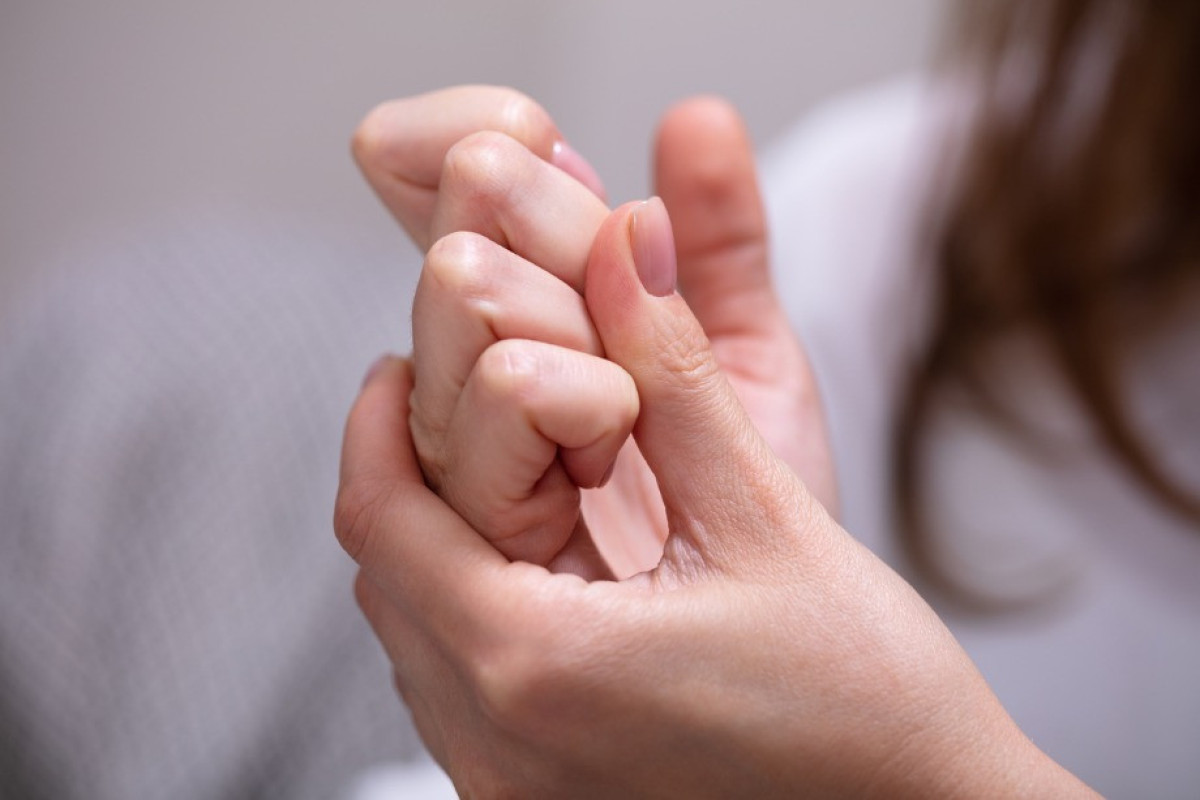 Медики ответили на извечный вопрос о вреде хруста пальцами